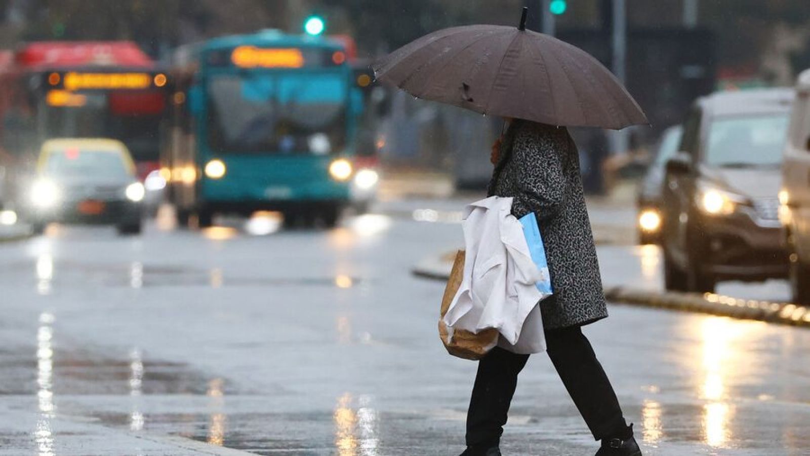 Persona bajo la lluvia en Santiago