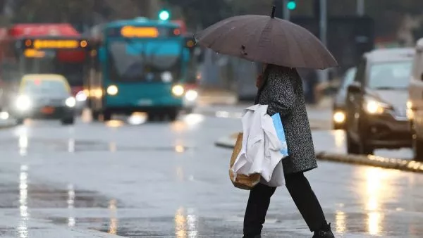 Persona bajo la lluvia en Santiago