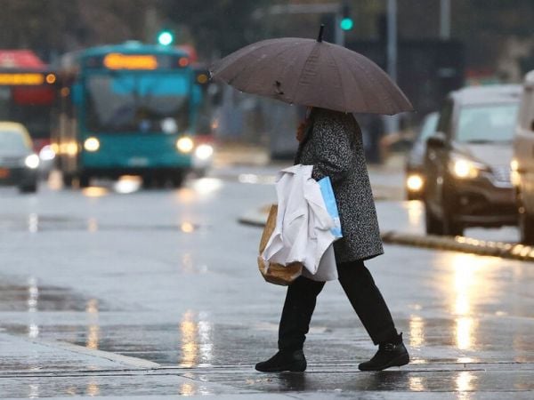 Persona bajo la lluvia en Santiago