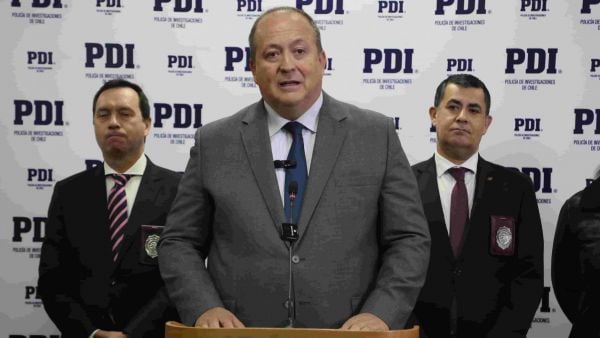 Ángel Valencia junto PDI