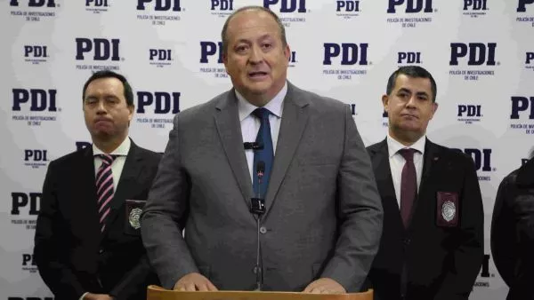 Ángel Valencia junto PDI