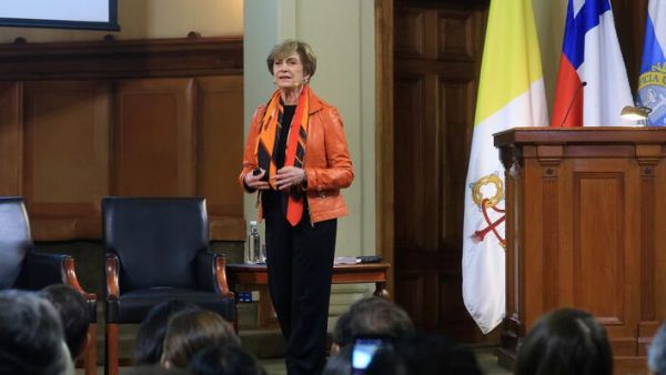 Evelyn Matthei hablando sobre cambios en su comando