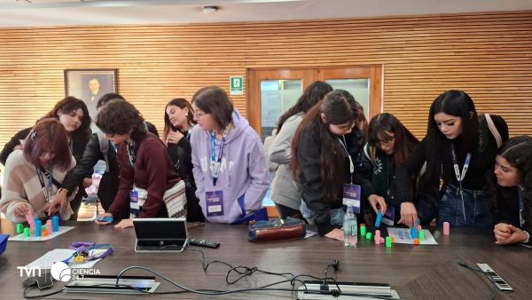 Niñas participando en taller matemático del proyecto Exploradoras Matemáticas en la USM.