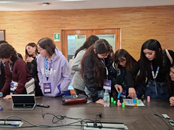 Niñas participando en taller matemático del proyecto Exploradoras Matemáticas en la USM.