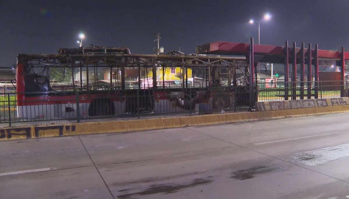 FOTOS: Así quedó el bus RED que fue quemado por desconocidos en Pedro Aguirre Cerda