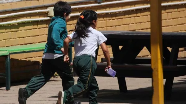 Niños en colegio.