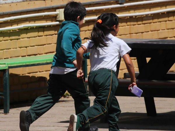 Niños en colegio.