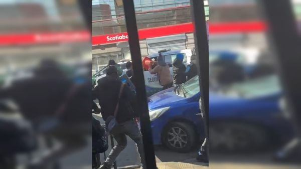 Comerciantes ambulantes de San Antonio agreden a personal municipal en operativo