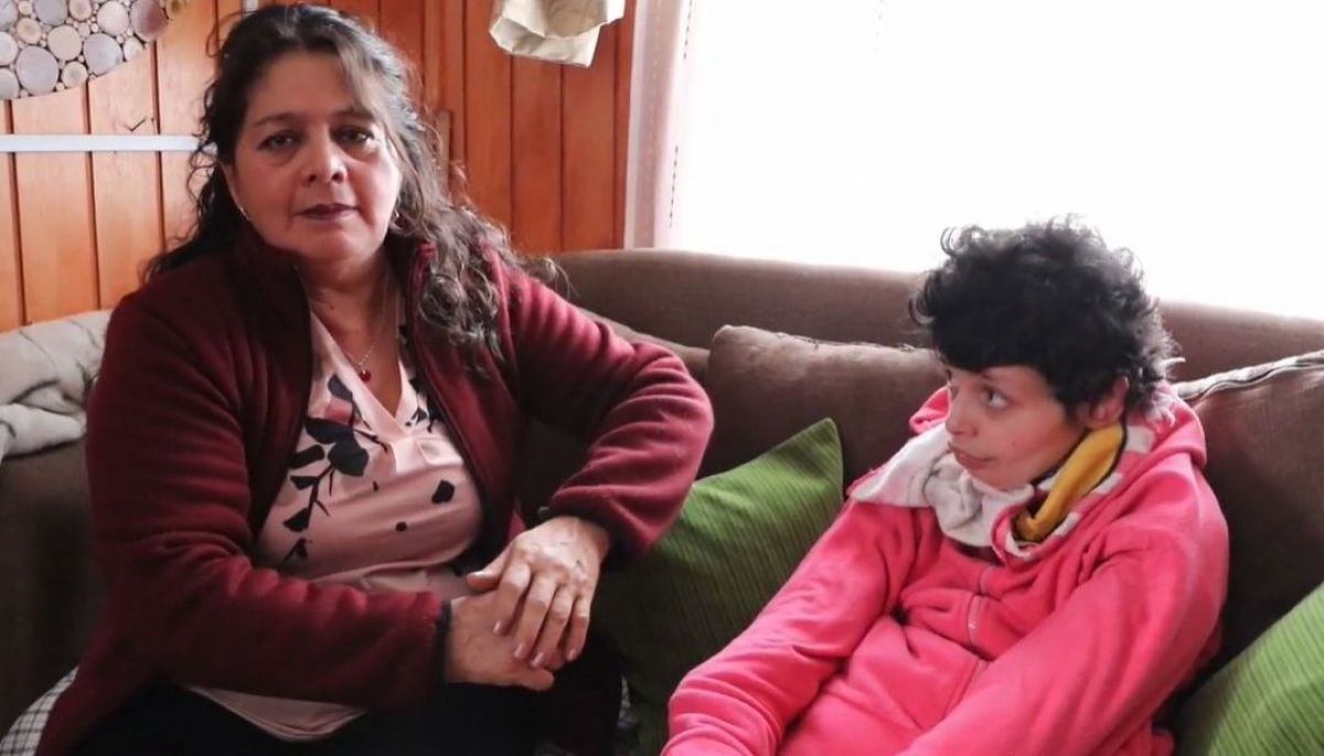 Mujer con parkinson cuida a hija postrada y lleva 10 años buscando entrar a lista de espera