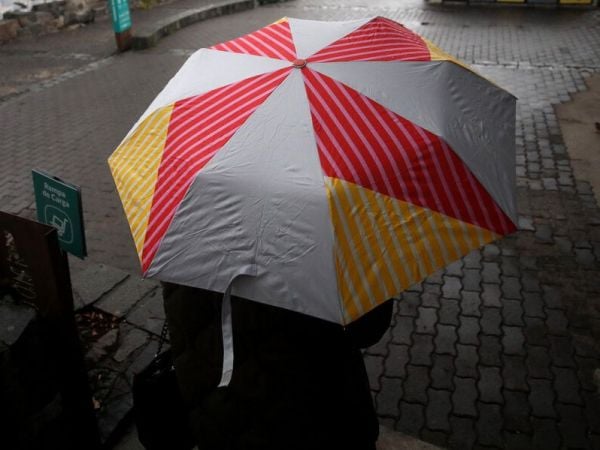 Lluvia en Santiago, paraguas