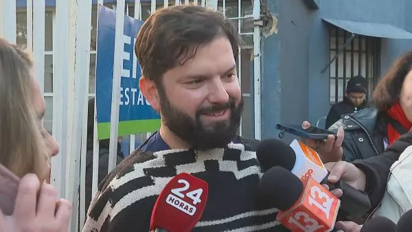 Presidente Boric en las afueras del Hospital Clínico de la Universidad de Chile