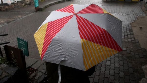Lluvia en Santiago, paraguas