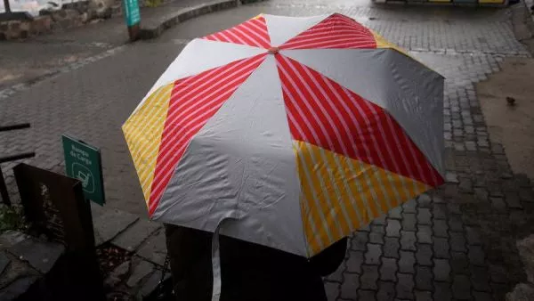 Lluvia en Santiago, paraguas