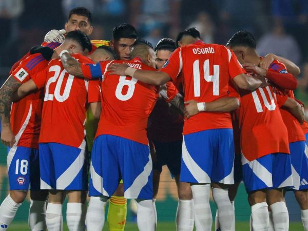 Jugadores de la selección Chilena previo a jugar un partido.