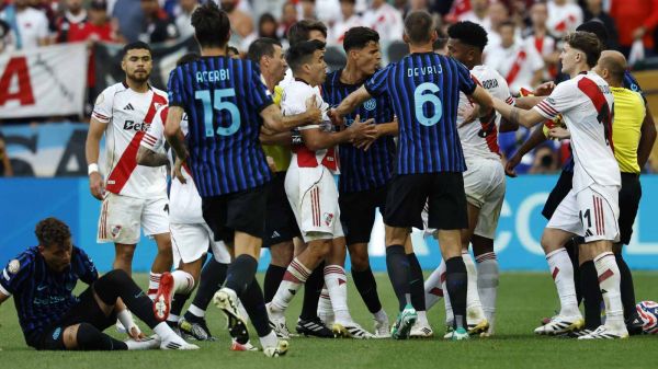 Marcos Acuña y Denzel Dumfries discutiendo sobre el final del partido entre River Plate e Inter de Milán.