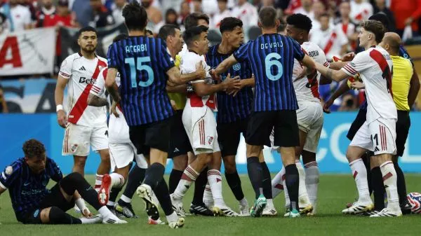 Marcos Acuña y Denzel Dumfries discutiendo sobre el final del partido entre River Plate e Inter de Milán.
