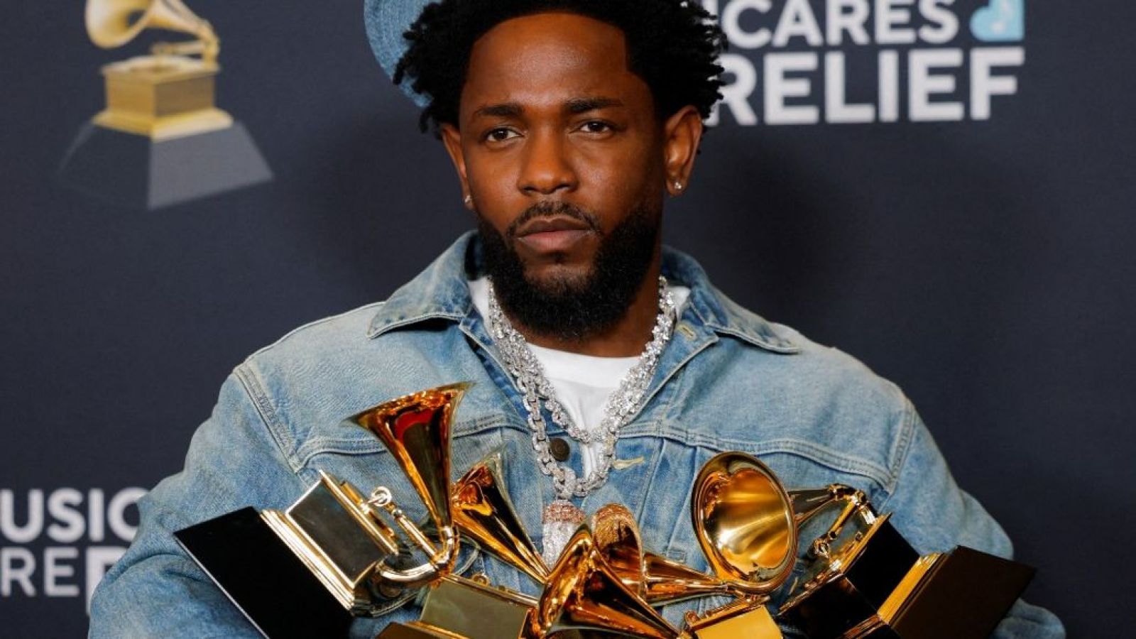 Kendrick Lamar con premios Grammy
