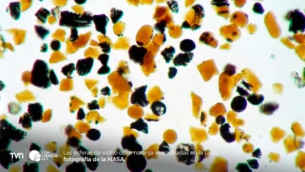 Vidrios naranjas encontrados en la superficie lunar.