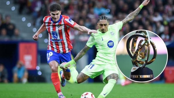 Raphinha disputando el balón con Julián Álvarez junto a una imagen del título del Mundial de Clubes