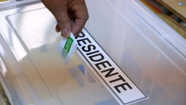 Persona votando en las Primarias 2025