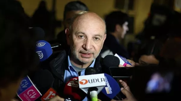 Senador Juan Luis Castro en un punto de prensa