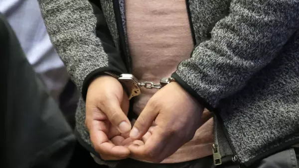 Manos de un hombre esposado tras ser detenido por la policía