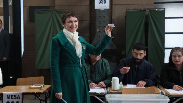 Carolina Tohá votando