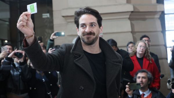 Gonzalo Winter en su llegada a votar