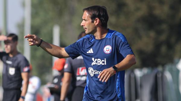 Sebastián Miranda dirigiendo un partido de la Selección Chilena Sub 17