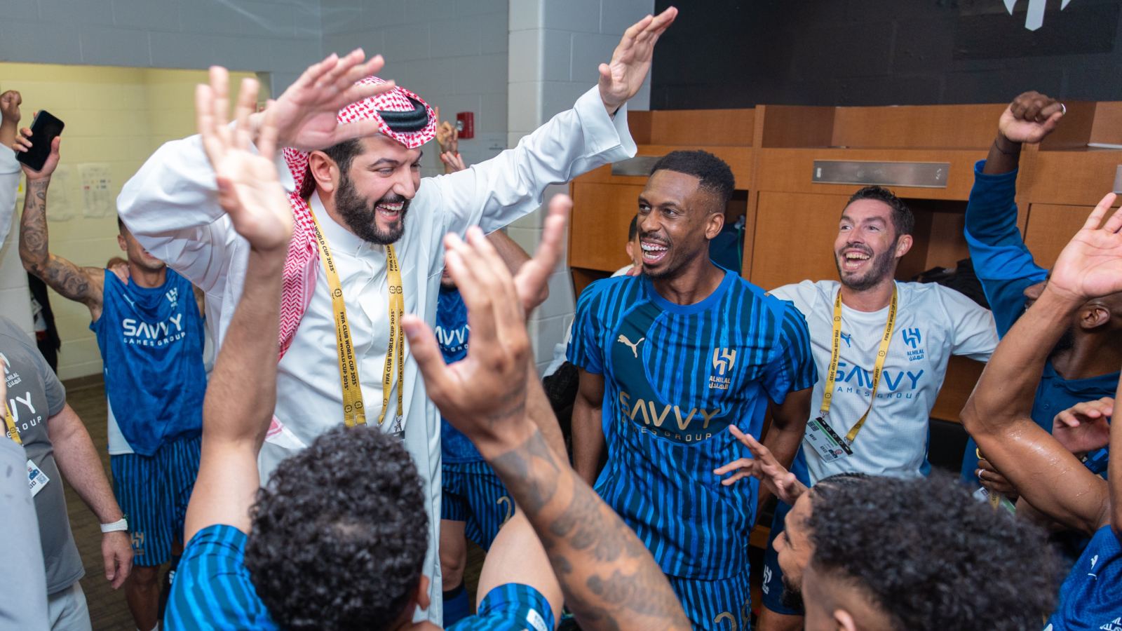 Fahad bin Nafel celebrando con el plantel del Al Hilal el triunfo ante el Manchester City