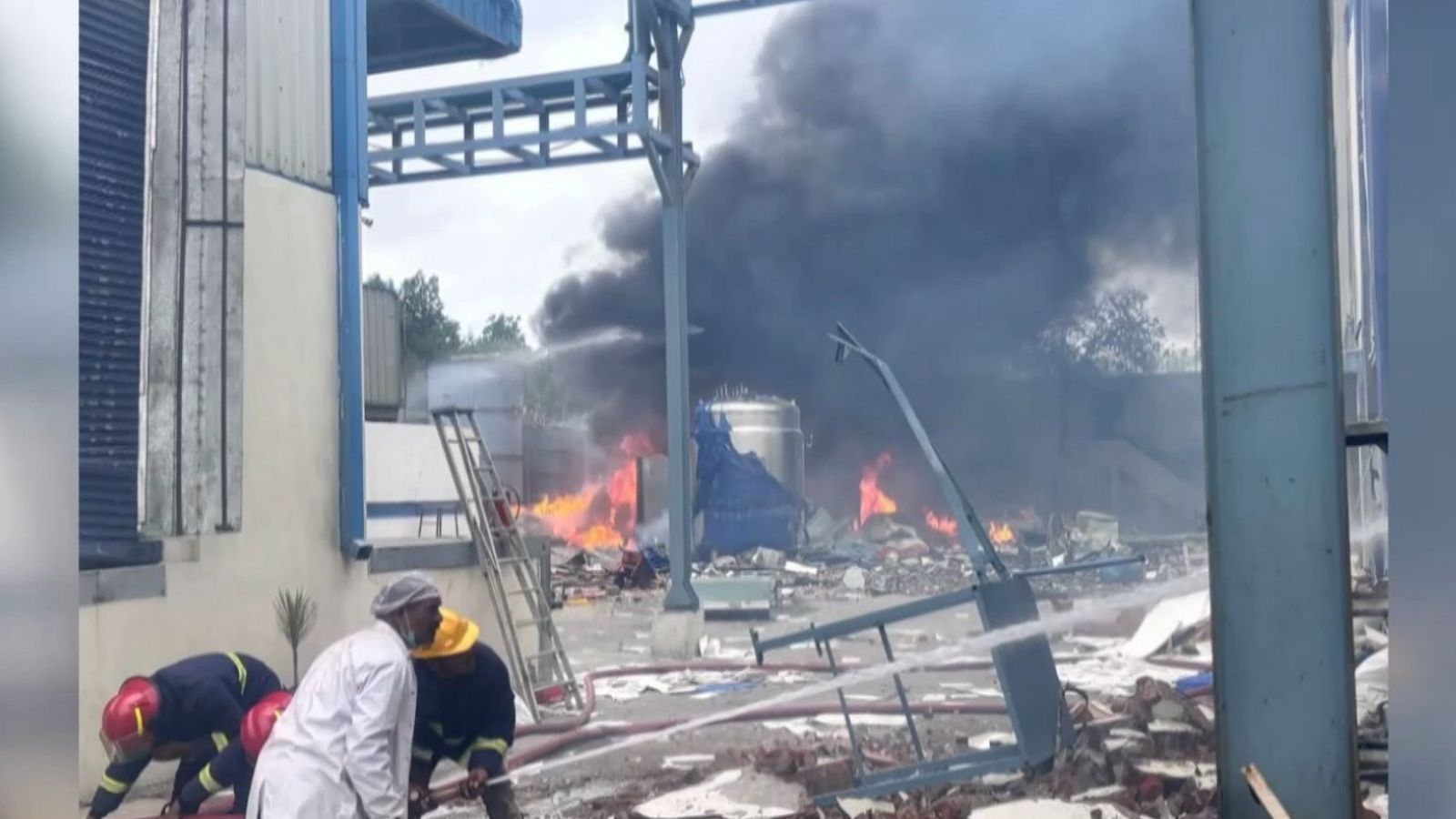 Fuego y destrucción en la planta química tras explosión