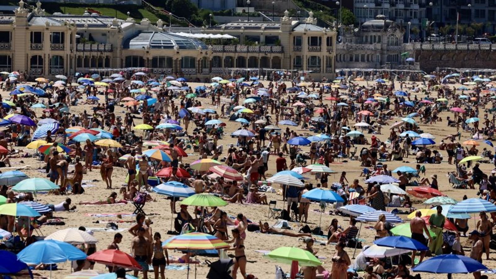Ola de calor en Europa. Personas en la playa