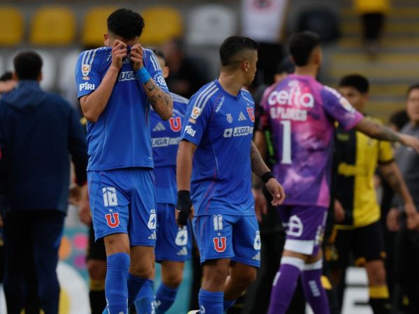 Jugador de la Universidad de Chile lamentándose la derrota ante Coquimbo Unido.