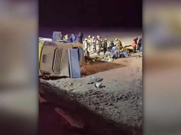 Cuatro fallecidos deja accidente de bus argentino volcado en la comuna de Taltal