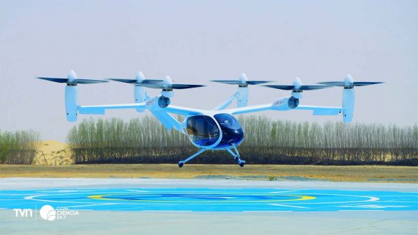 Prototipo del taxi aéreo Joby en vuelo de prueba sobre Dubái, símbolo de la nueva movilidad urbana sostenible.