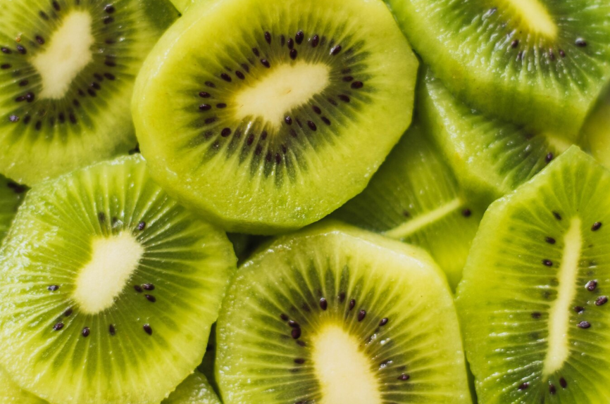Kiwis cortados en rodajas
