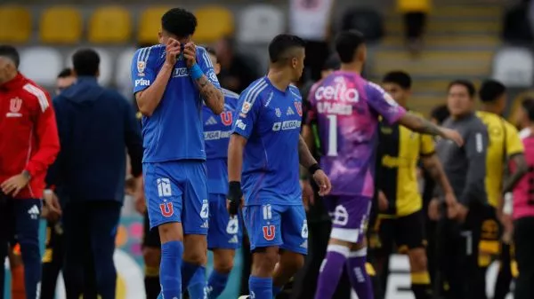 Jugador de la Universidad de Chile lamentándose la derrota ante Coquimbo Unido.