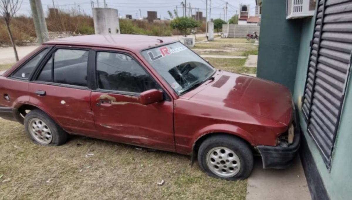 Vio el auto de su novio estacionado en la casa su ex y lo estrelló contra el muro