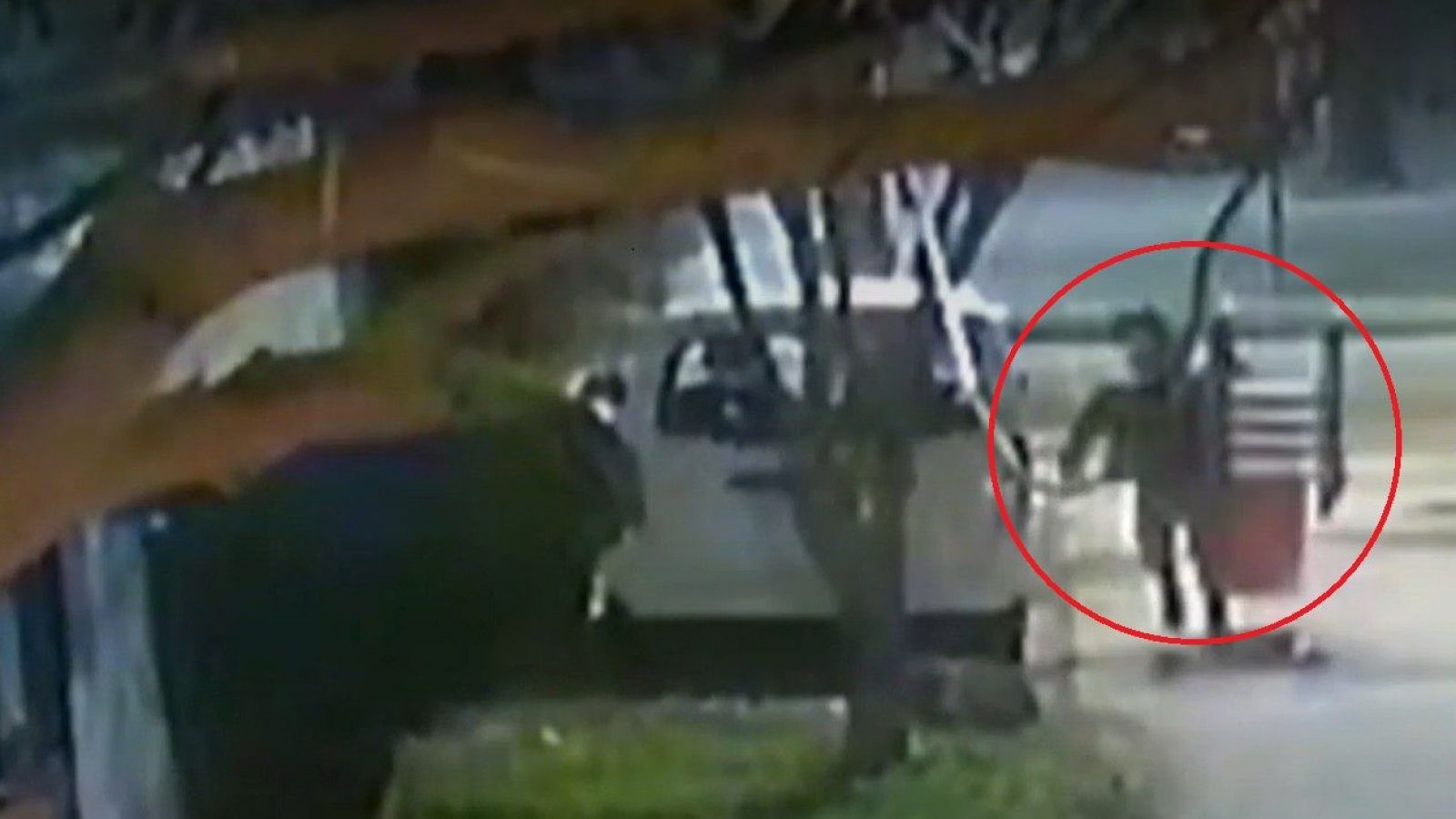 DELINCUENTE ROBANDO UN RESBALÍN