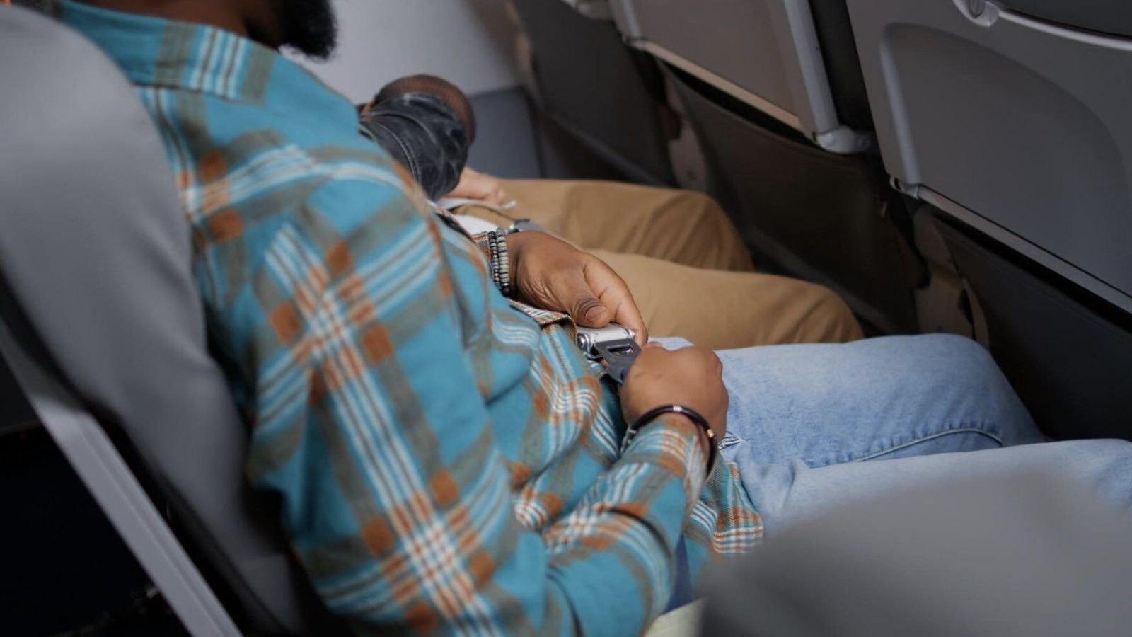 Persona en un vuelo de avión