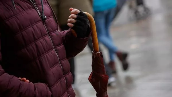 Persona con paraguas. Lluvia en Santiago.
