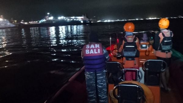 Barco con rescatistas navegando sobre el mar