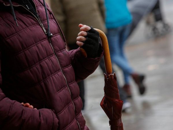 Persona con paraguas. Lluvia en Santiago.