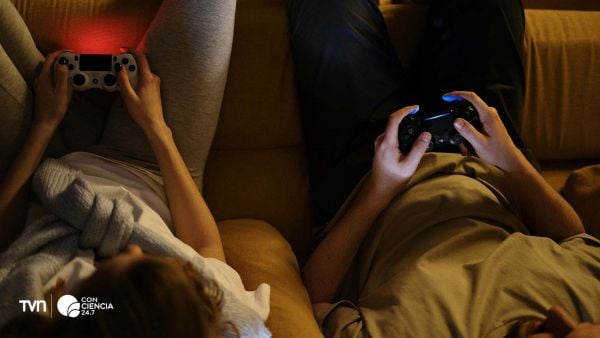 Gente jugando videojuegos de Google Play.