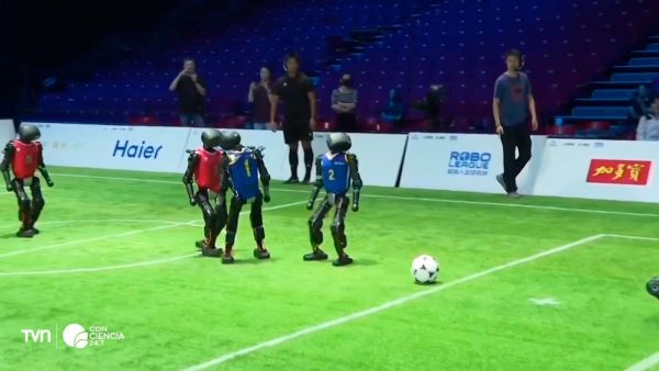 Partido de fútbol entre robots humanoides en China.