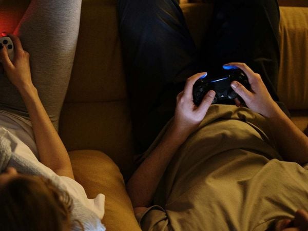 Gente jugando videojuegos de Google Play.