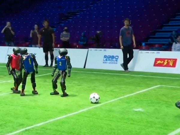 Partido de fútbol entre robots humanoides en China.