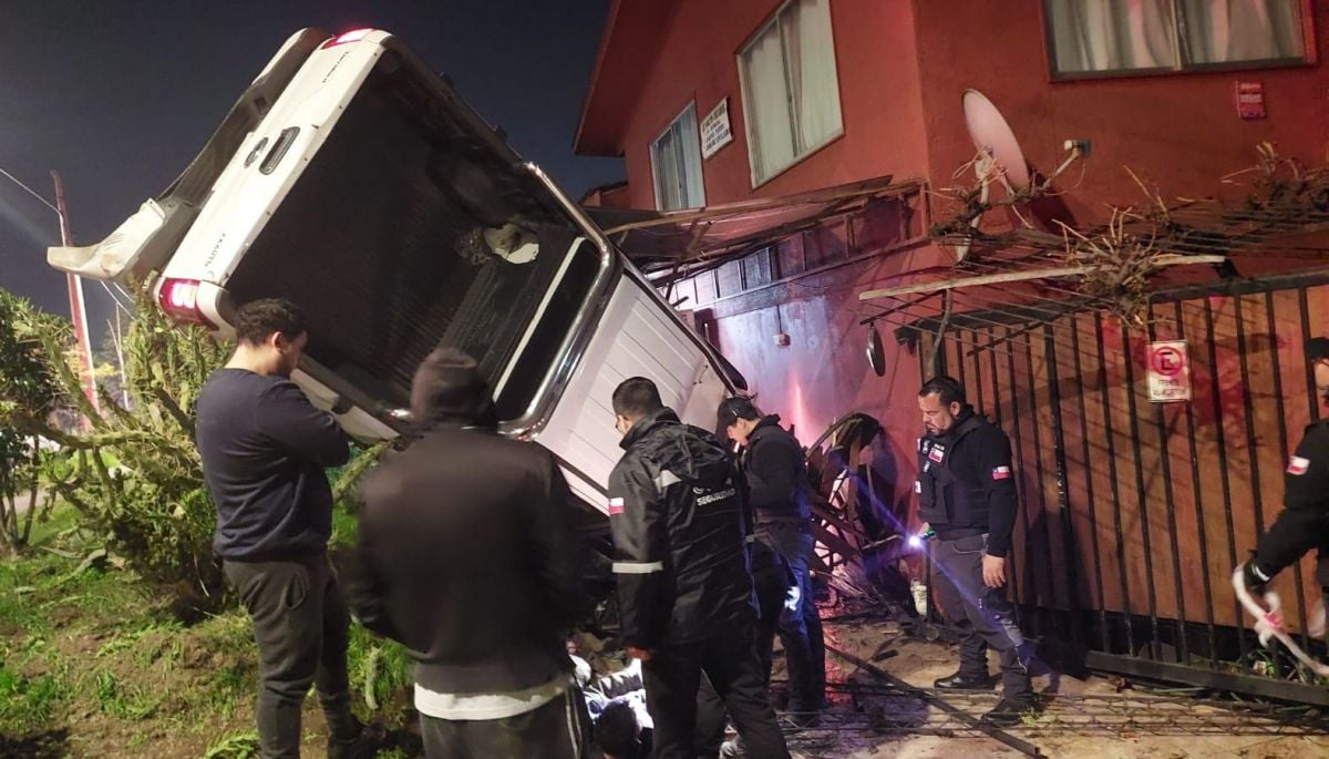 Camioneta chocó contra vivienda y quedó incrustada en Macul: 