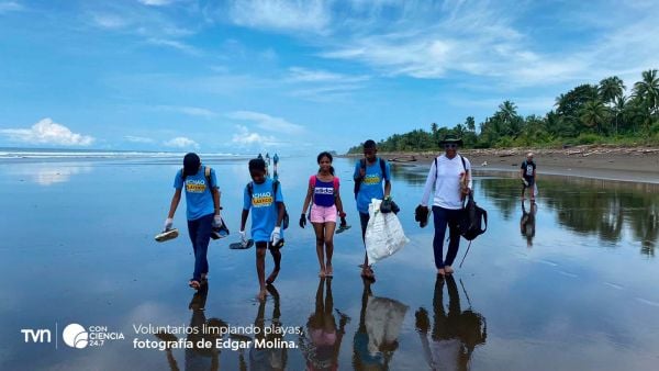 Voluntarios de Científicos de la Basura recolectan residuos plásticos en una playa chilena durante monitoreo 2024.
