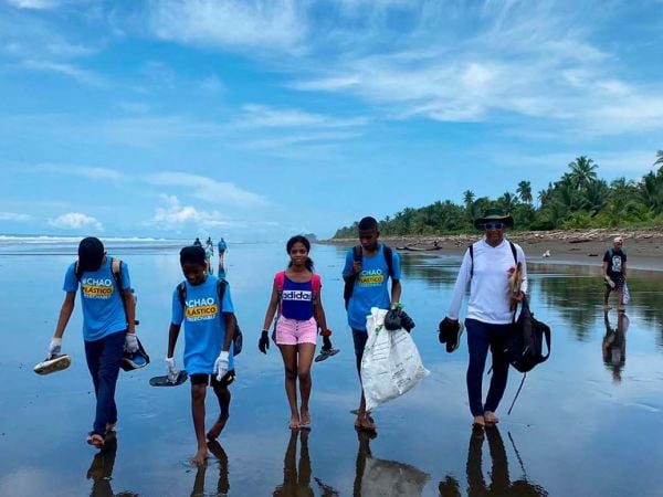 Voluntarios de Científicos de la Basura recolectan residuos plásticos en una playa chilena durante monitoreo 2024.